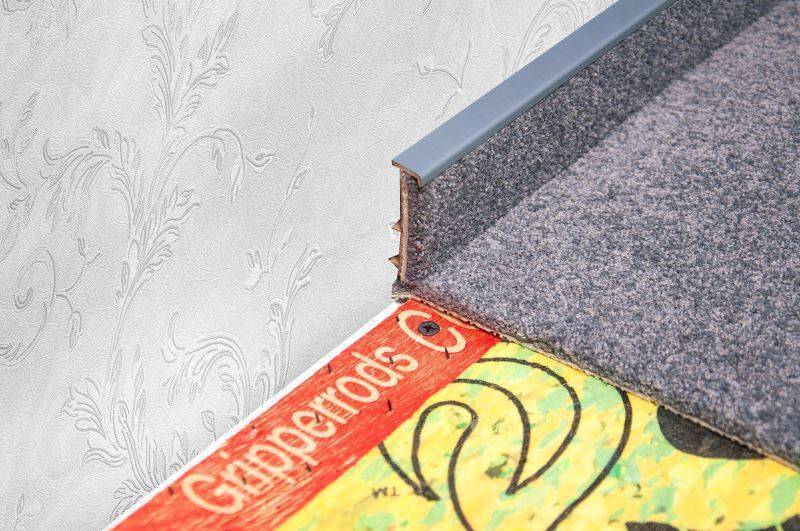 Плинтус для ковролина "Korner" Listwa графит (2500*13,8*50 мм) — купить в Липецке