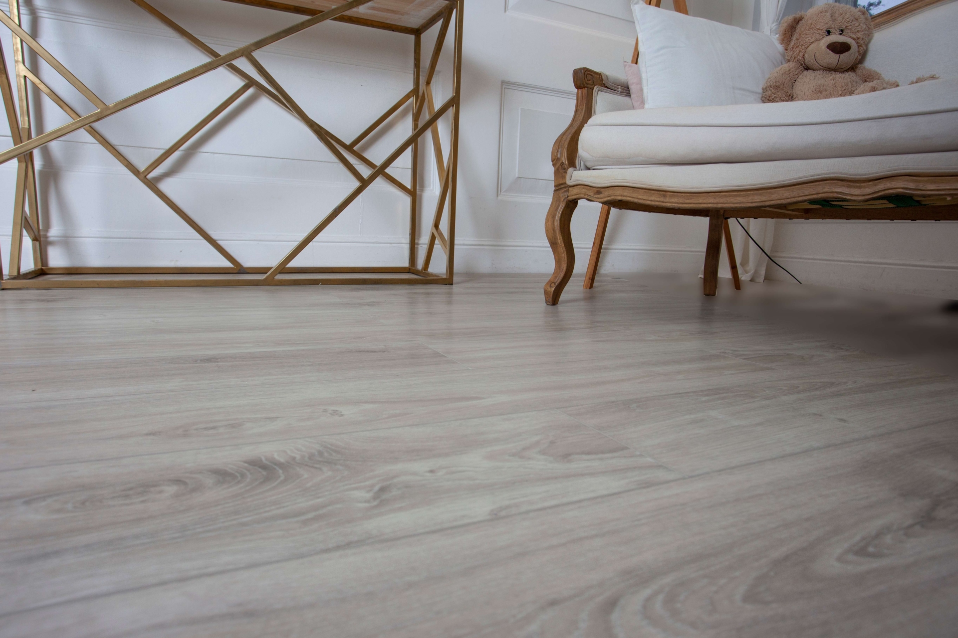 Усовершенствованная кварц-виниловая плитка «Damy Floor» Дуб Белый (1227*187*2,5 мм) — купить в Липецке